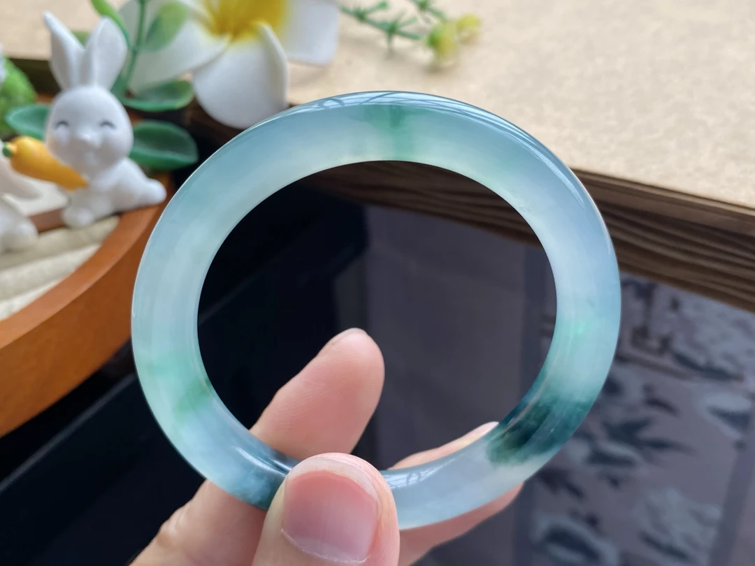 11.16批10695号手镯50.4-8.5-8.3飘花镯！翠绿色撞上了深翠的醇厚