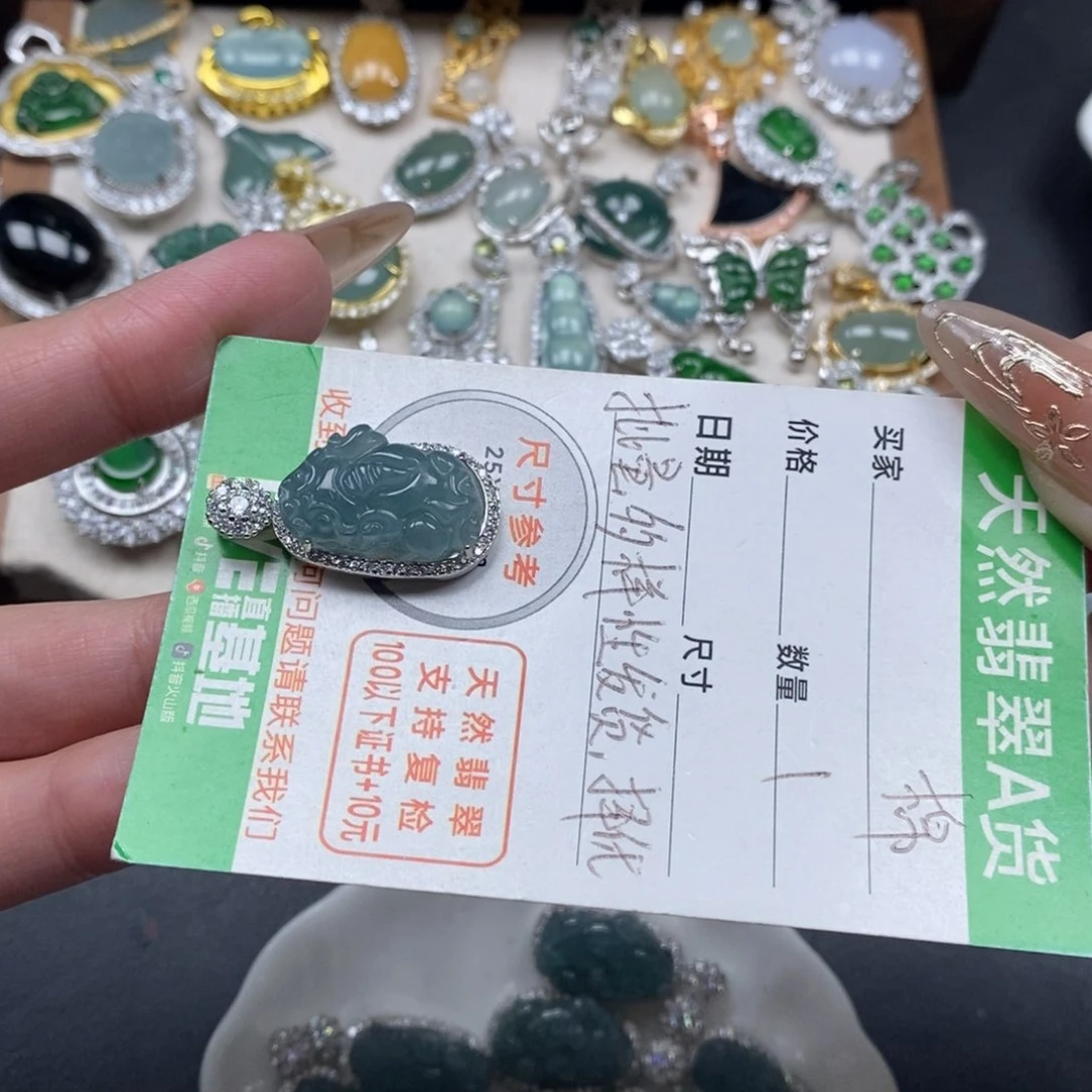 翡翠颈饰未镶嵌翡翠