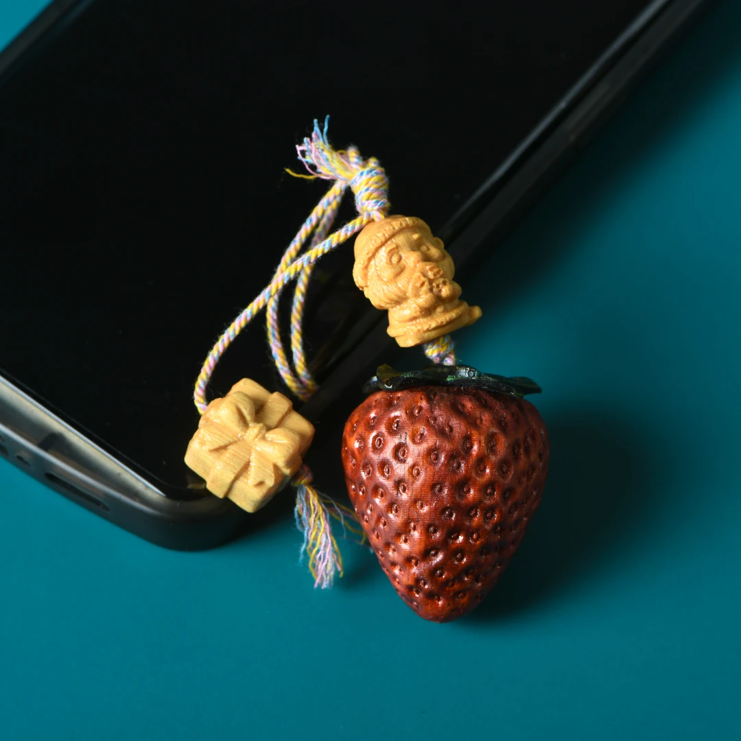 赞比亚血檀精雕草莓挂饰