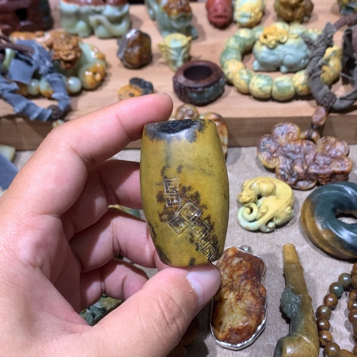未镶嵌岫岩河磨玉（透闪石质玉）挂件