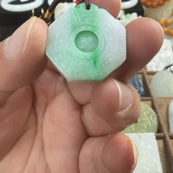 翡翠未镶嵌吊坠(赠链)