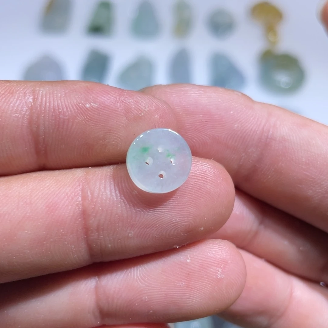 颈饰未镶嵌翡翠纽扣