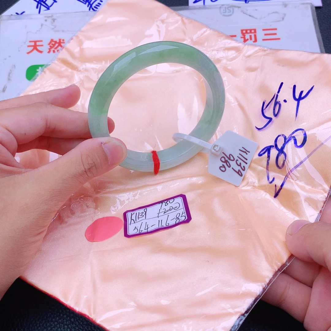 翡翠手镯未镶嵌我