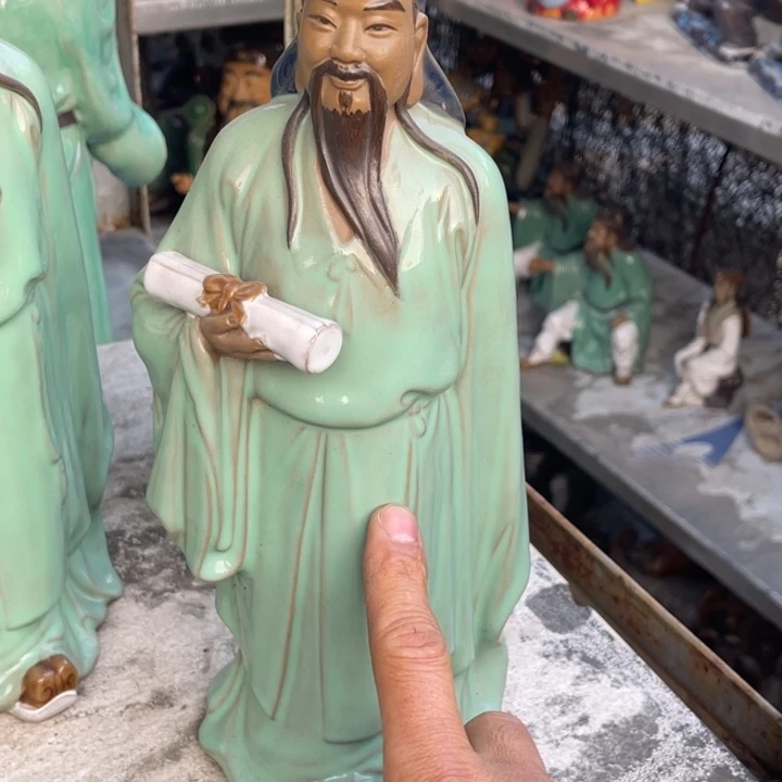 石湾公仔衬托盆景漂亮