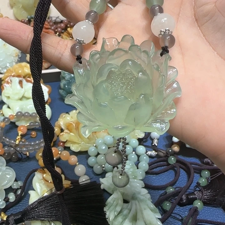 蛇纹石玉吊坠合金