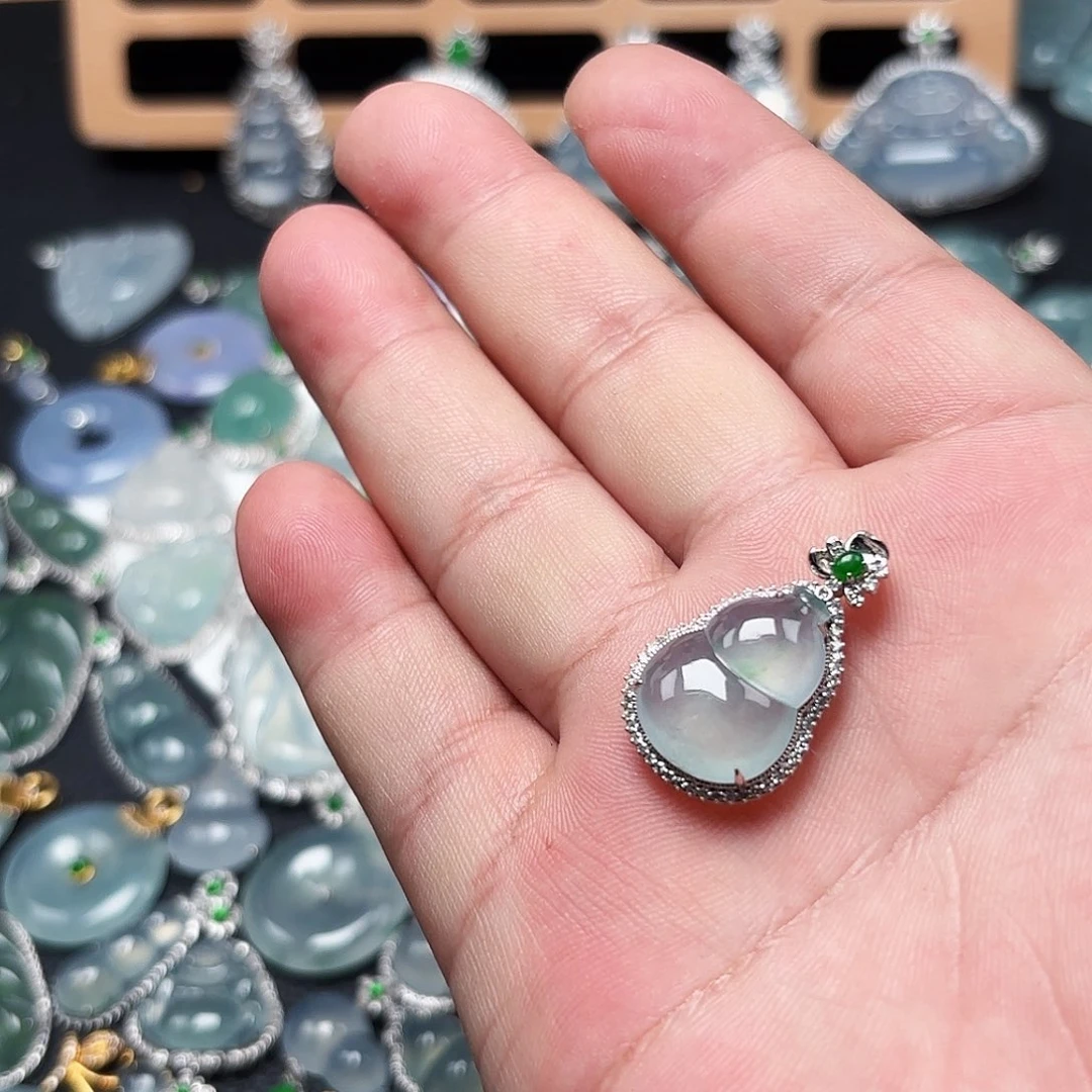 颈饰18K金镶嵌翡翠