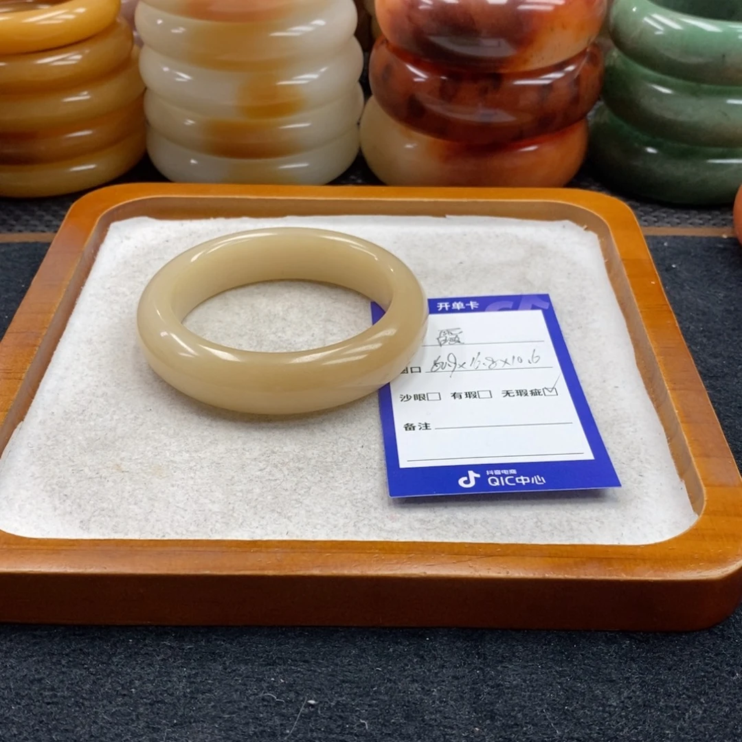 霞***石英岩玉未镶嵌手镯（圆镯）