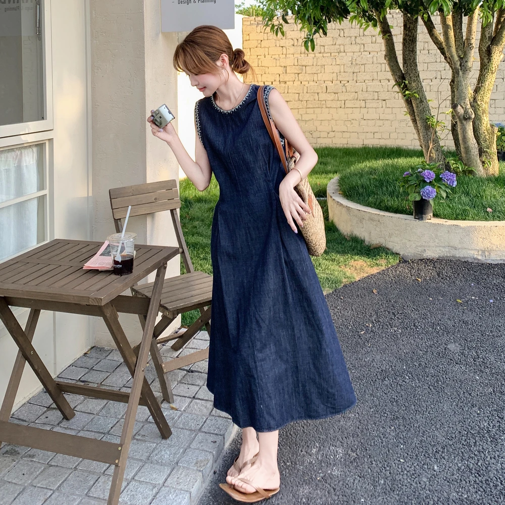 港风复古深蓝色刺绣背心无袖连衣裙女2025夏季新款收腰显瘦长裙子