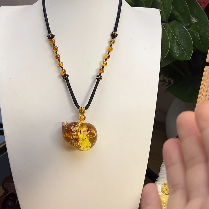 未镶嵌颈饰琥珀（花珀）