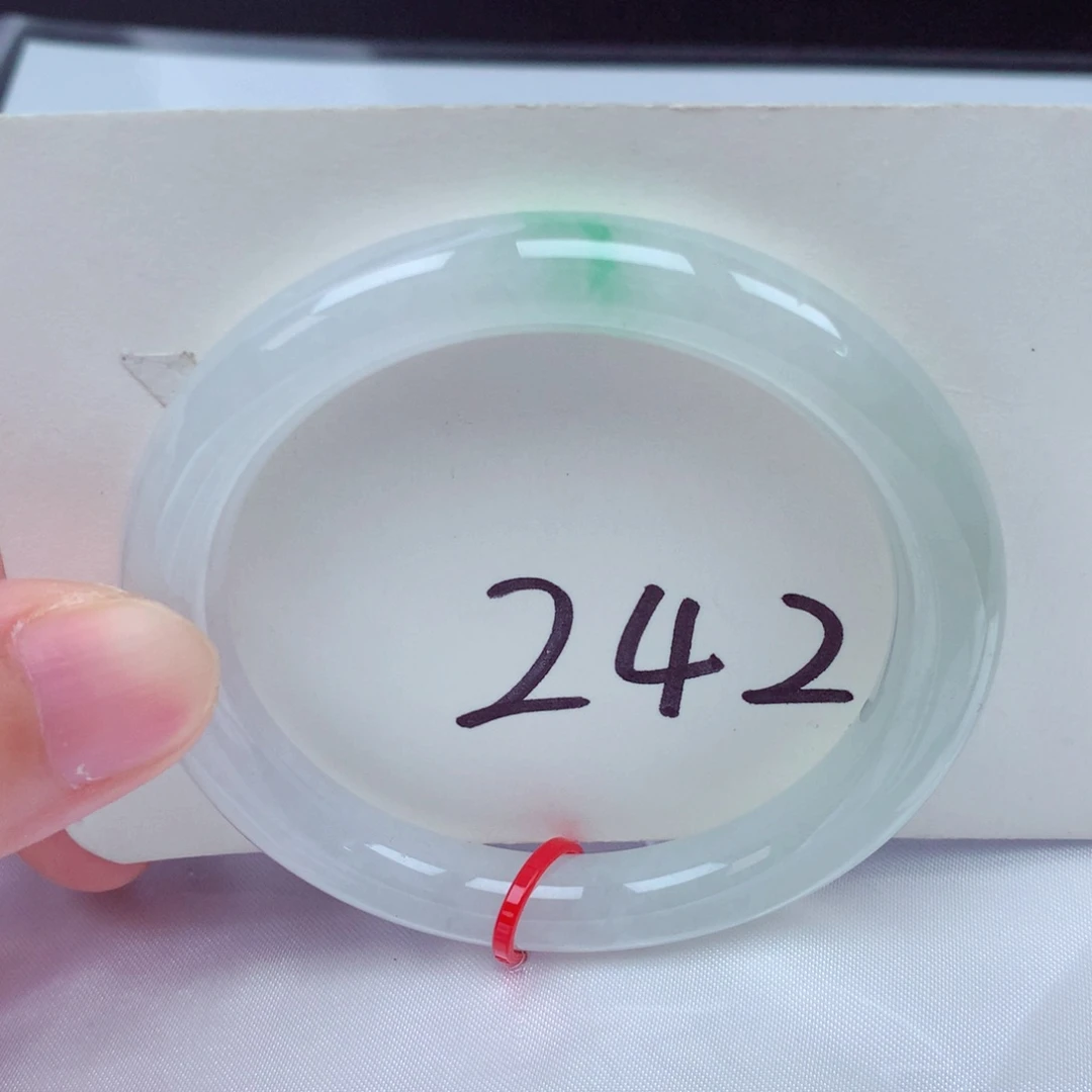 翡翠手镯未镶嵌翡翠