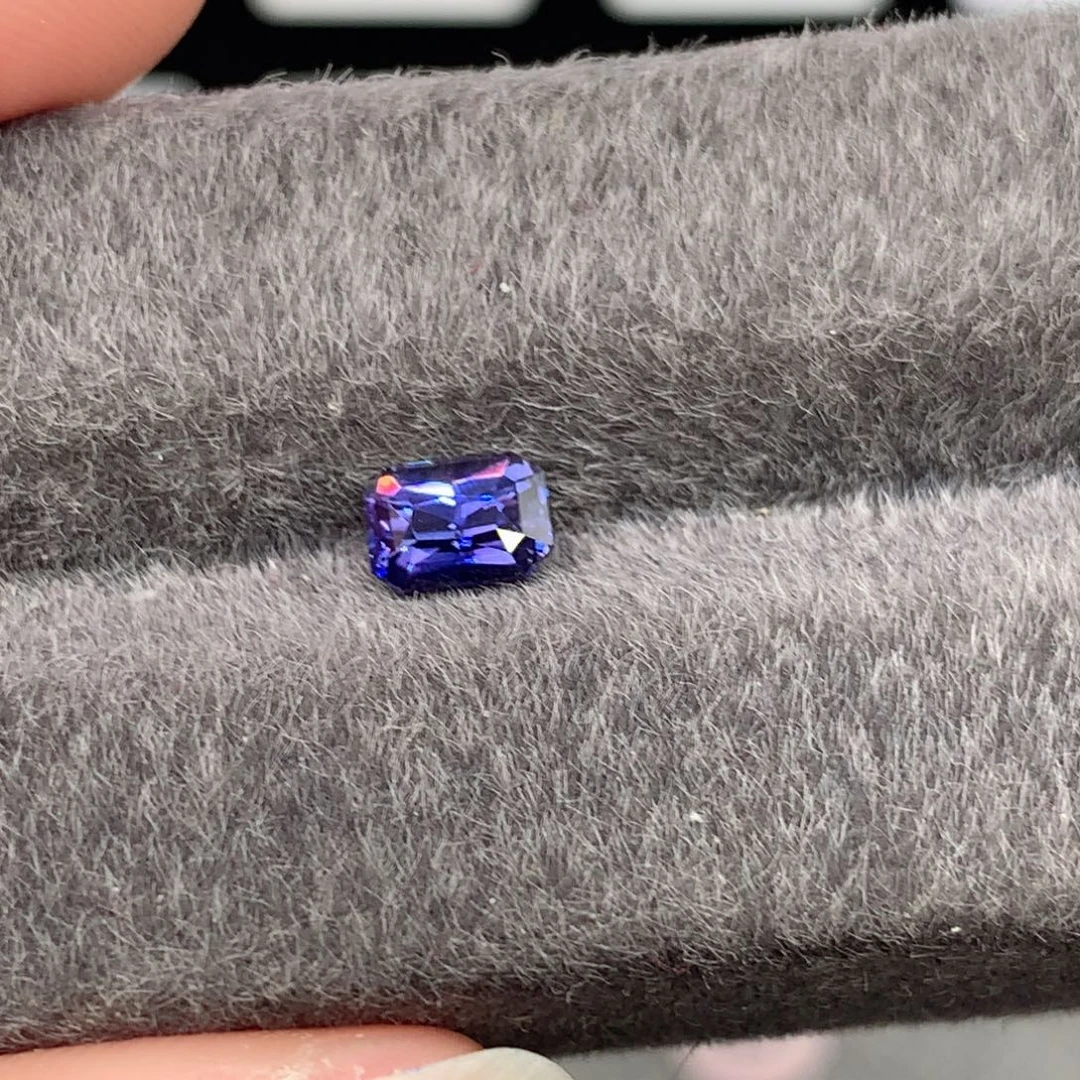 蓝宝石裸石4.6✖️6.3mm蓝紫
