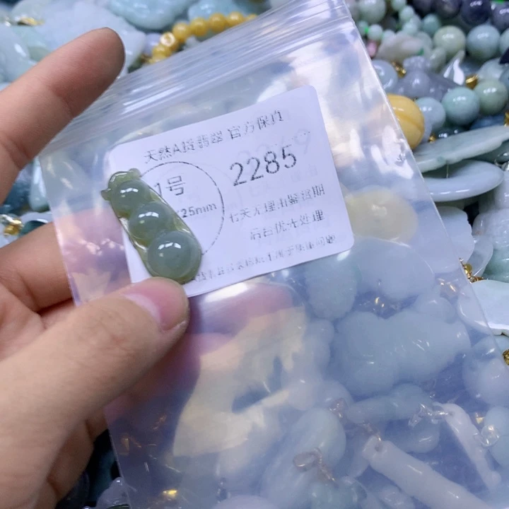 翡翠足银镀金镶嵌颈饰翡翠