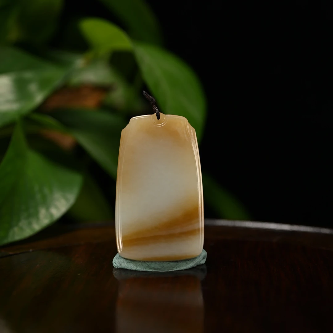 lot8835 25YU110155和田玉且末糖无事牌挂件/匡时