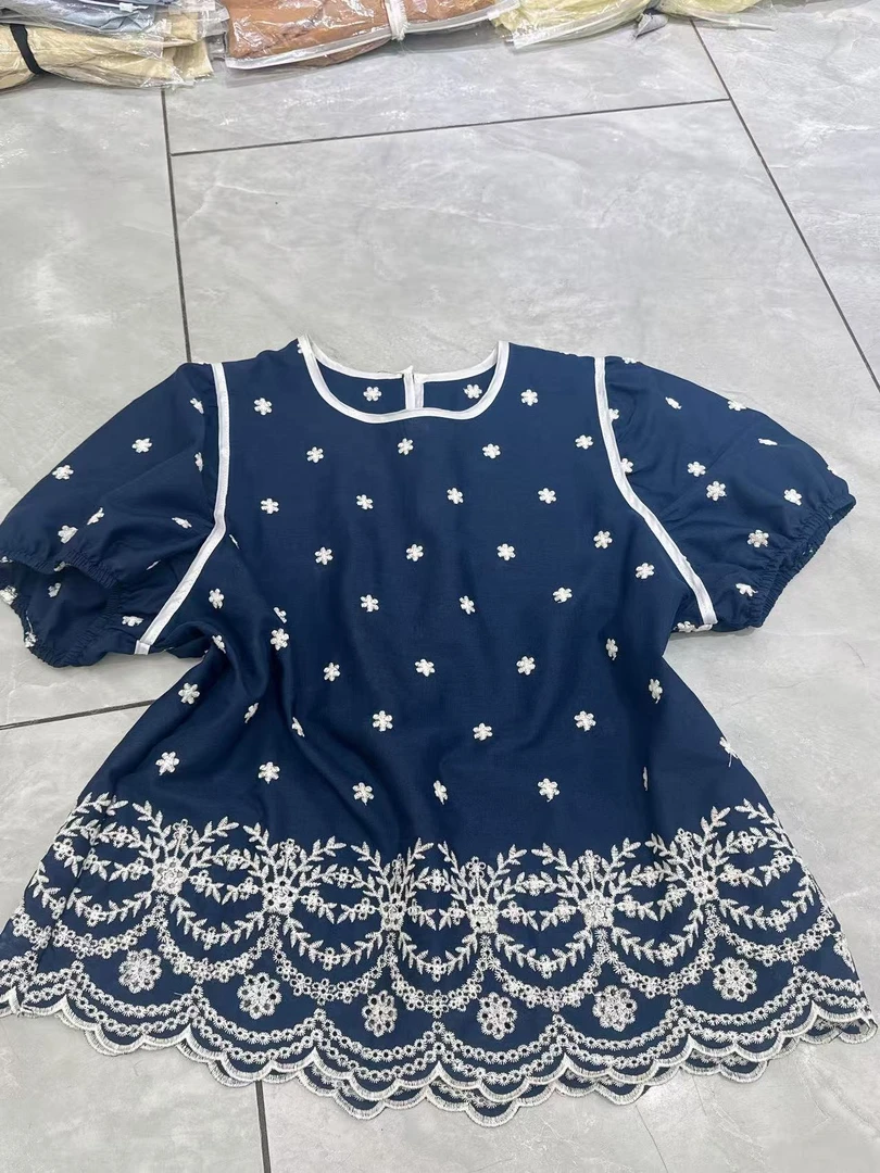 1688圆领撞色白边刺绣小花波纹下摆蓝色短袖打底