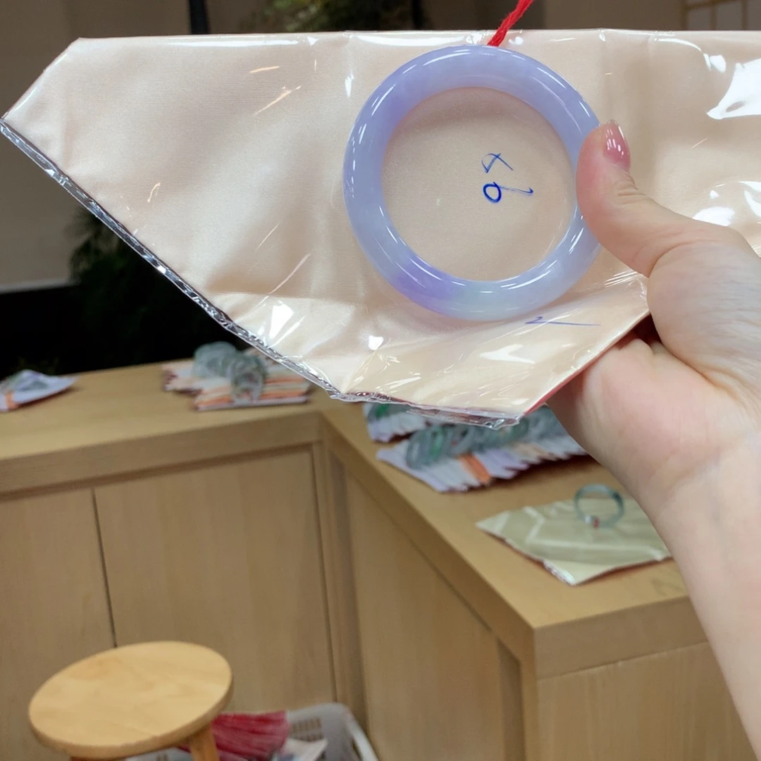 翡翠手镯未镶嵌不退不换