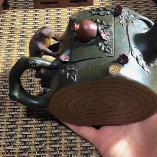 紫砂茶壶原矿泥料手工制作的紫砂壶。