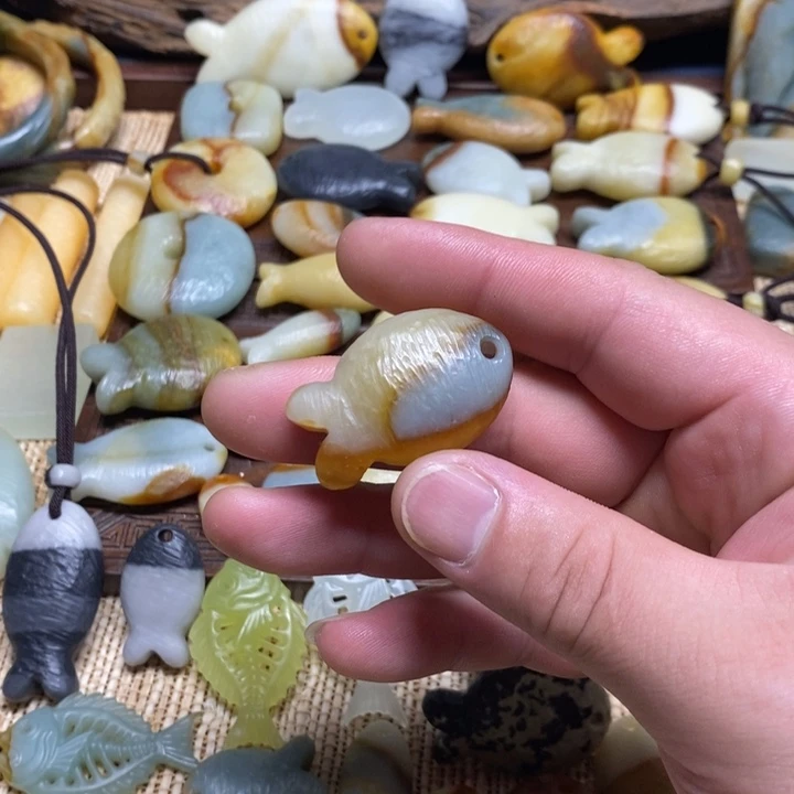 妞***宝蛇纹石玉未镶嵌颈饰