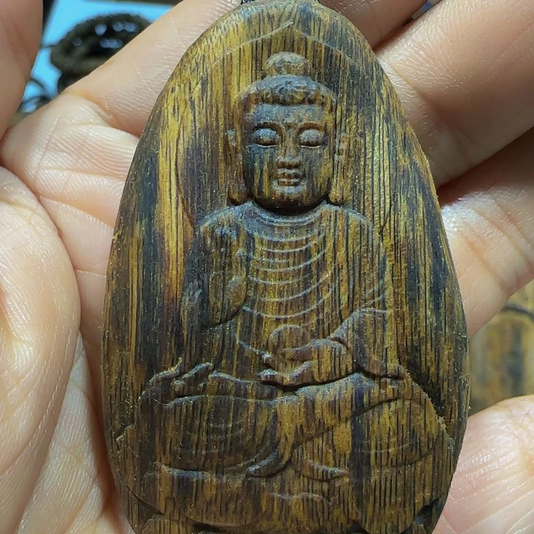 沉香吊坠海南白奇金丝油雕刻大日如来带绳13克