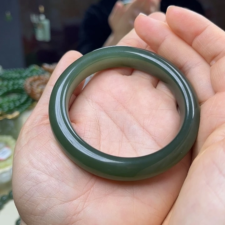 太***B和田玉未镶嵌手镯