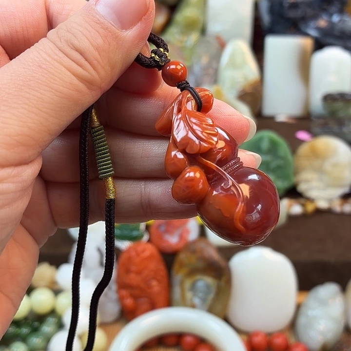 过***客和田玉未镶嵌颈饰