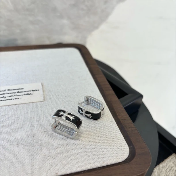 铜合金珐琅耳饰 一半黑十字耳环EH2926