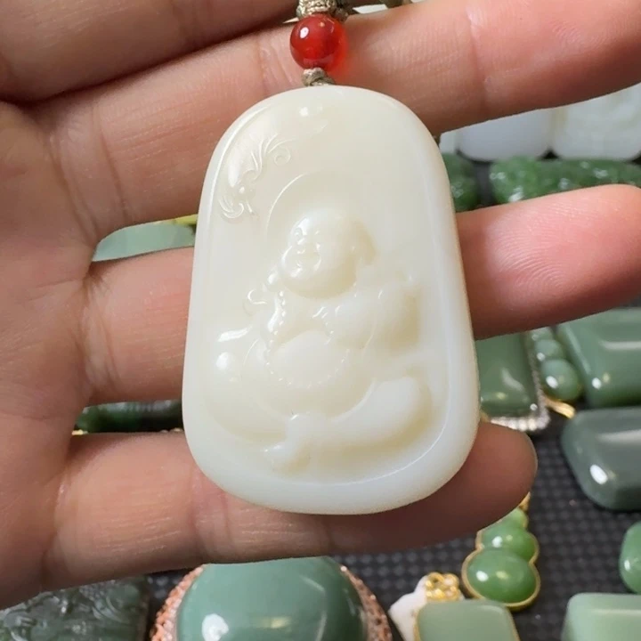 颈饰未镶嵌和田玉佛公