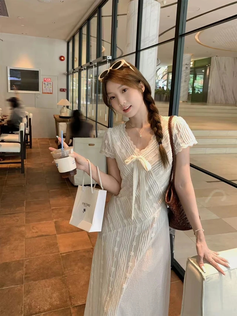 A125-法式温柔风蕾丝拼接V领杏色连衣裙女2025夏新款甜美收腰长裙