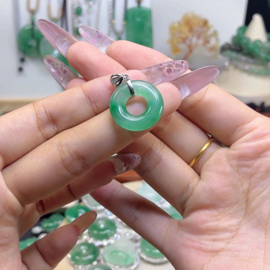 石英质玉（非洲翠）未镶嵌颈饰甜甜圈