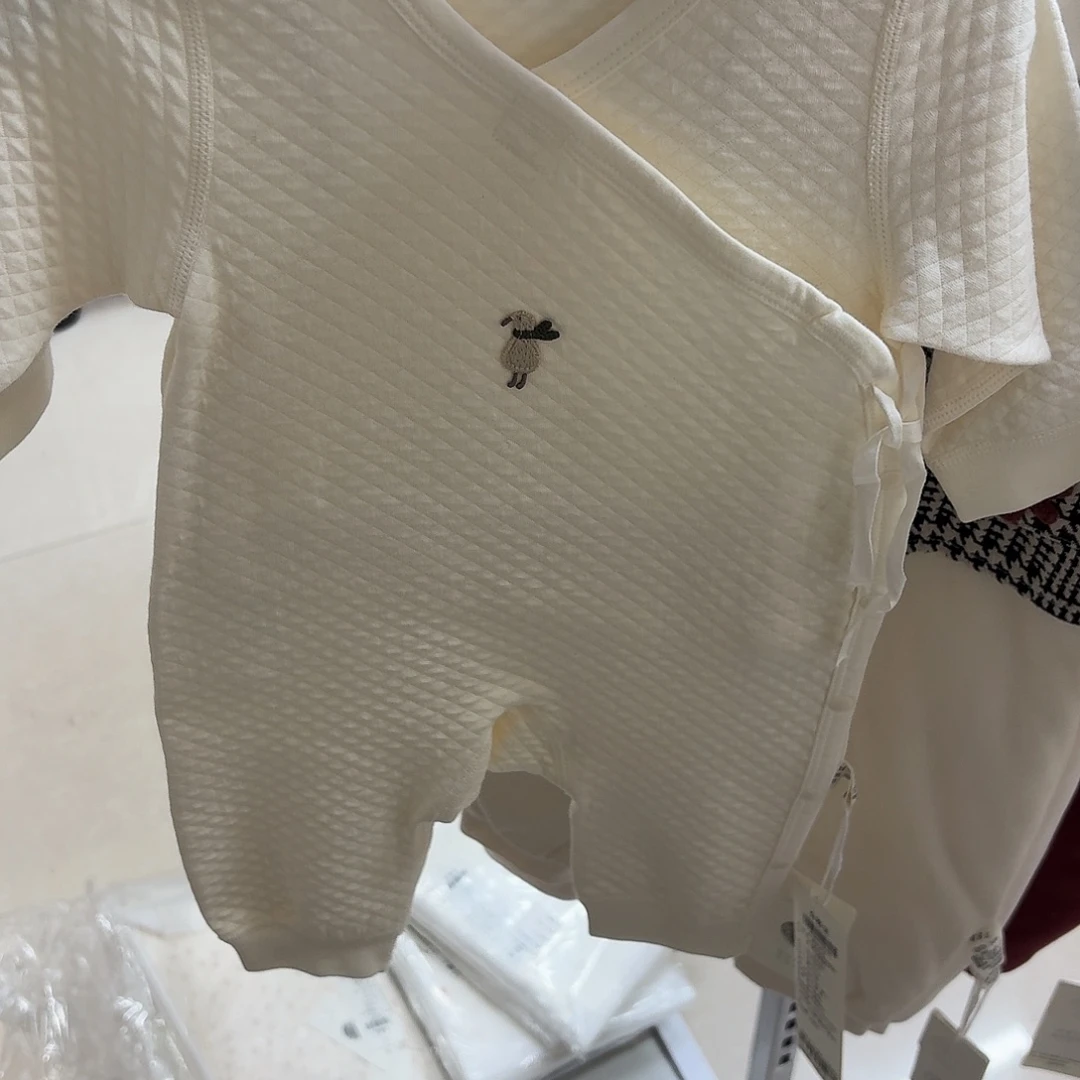 欢***里特价52码连体不退换