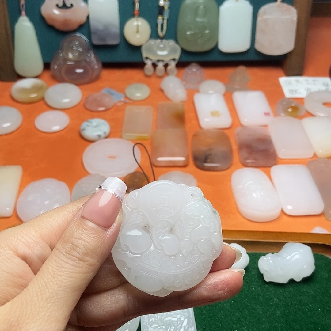 颈饰未镶嵌石英质玉（金丝玉）