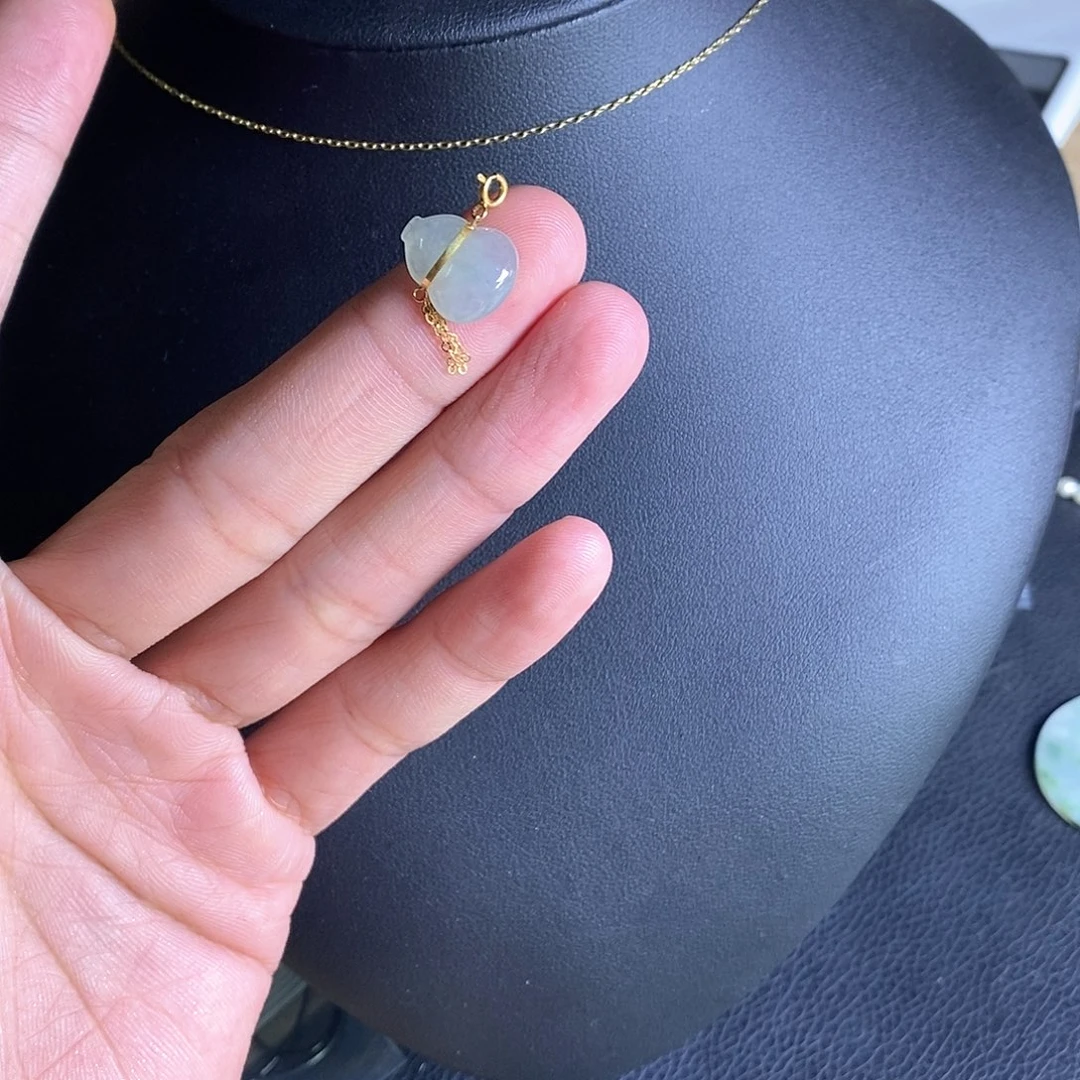 颈饰18K金镶嵌翡翠