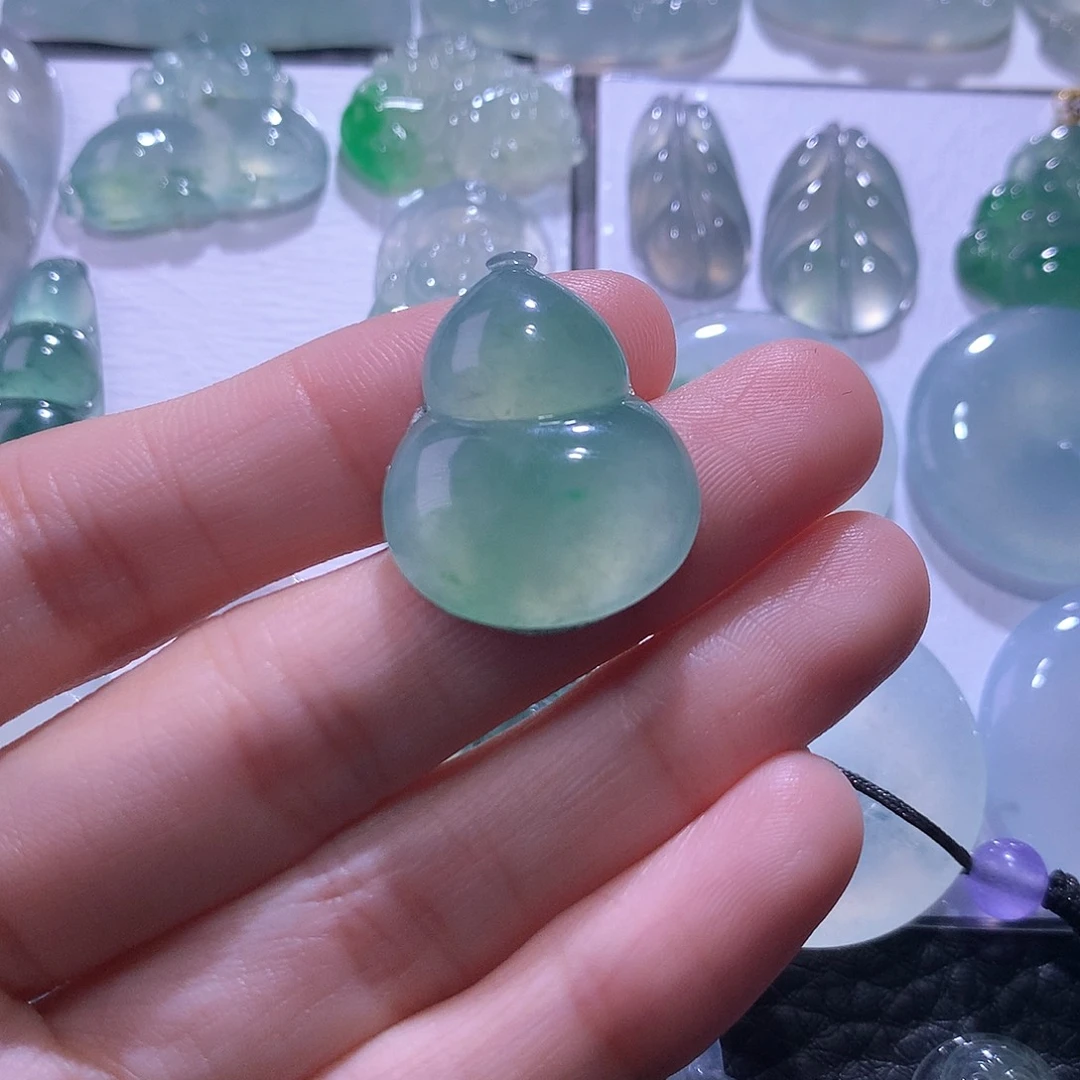 翡翠未镶嵌颈饰葫芦