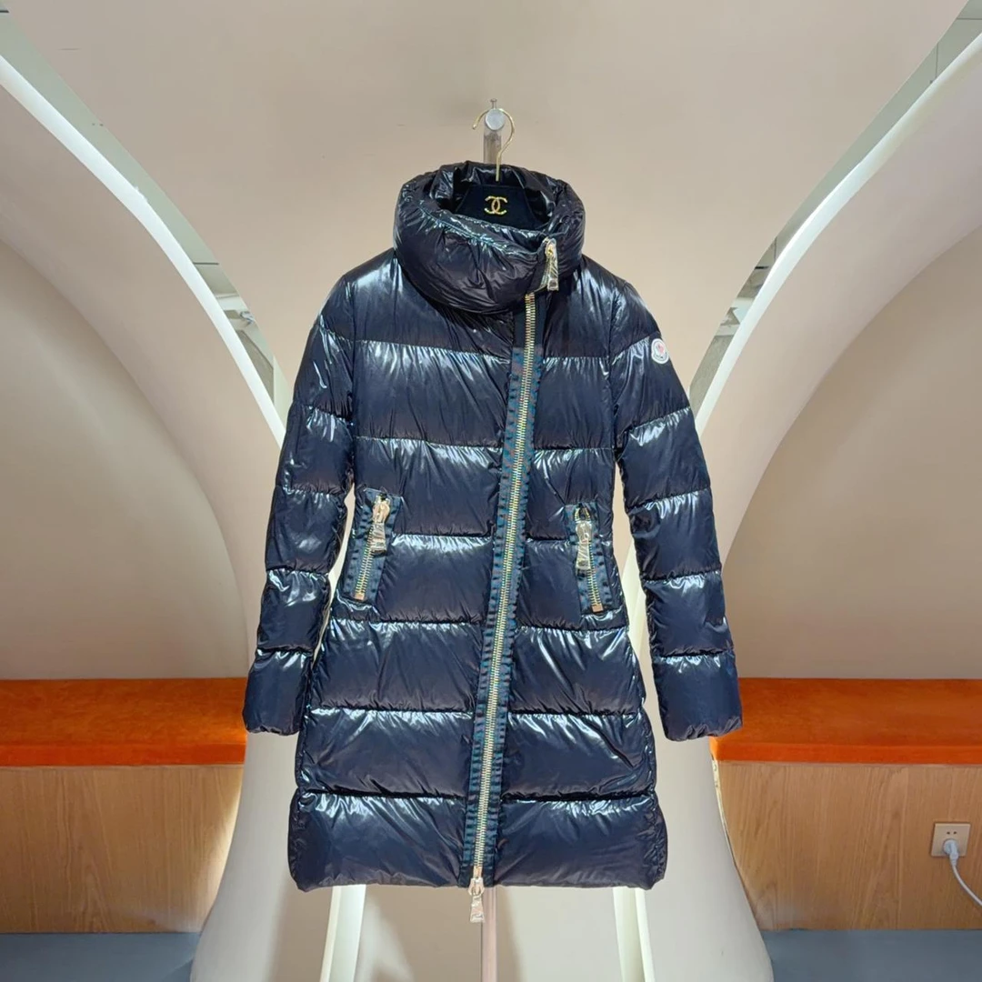 99新 MONCLER 黑色亮面斜拉链立领羽绒服 0码