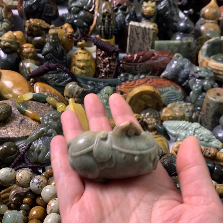 未镶嵌岫岩河磨玉（透闪石质玉）把件