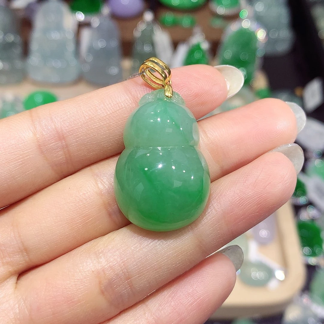 翡翠18K金镶嵌颈饰葫芦