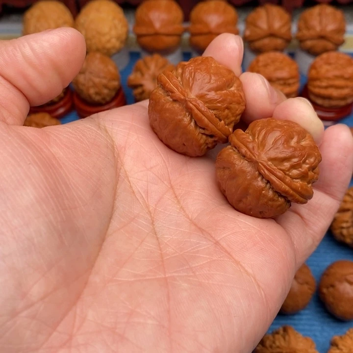 把件文玩核桃绣球