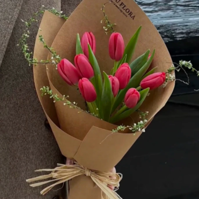 延吉花店|延吉同城配送（提前预定)情人节红色郁金香雪柳花混搭精致花束