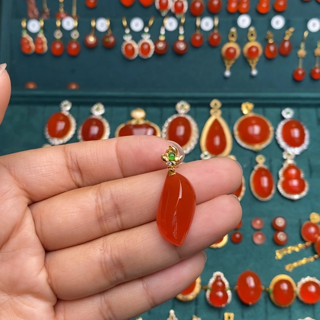 南红玛瑙18k吊坠18K金镶嵌