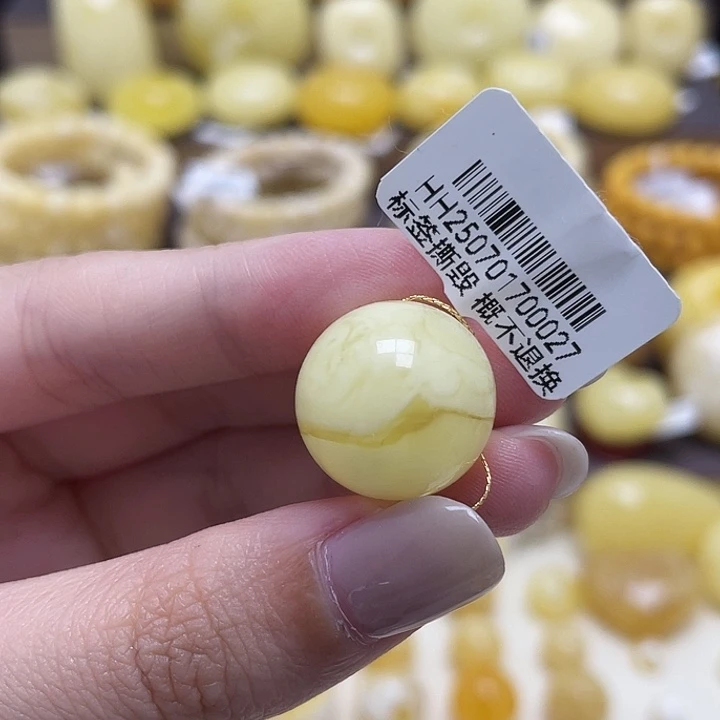 琥珀未镶嵌裸石17.3mm 瑕