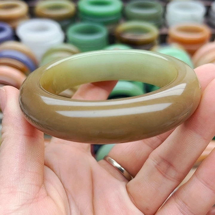 未镶嵌手镯（圆镯）石英质玉