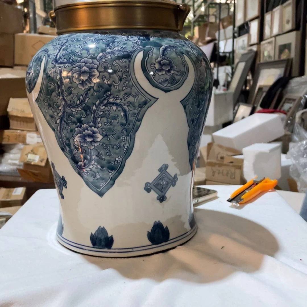 雷***L陶瓷花瓶，家居摆件。