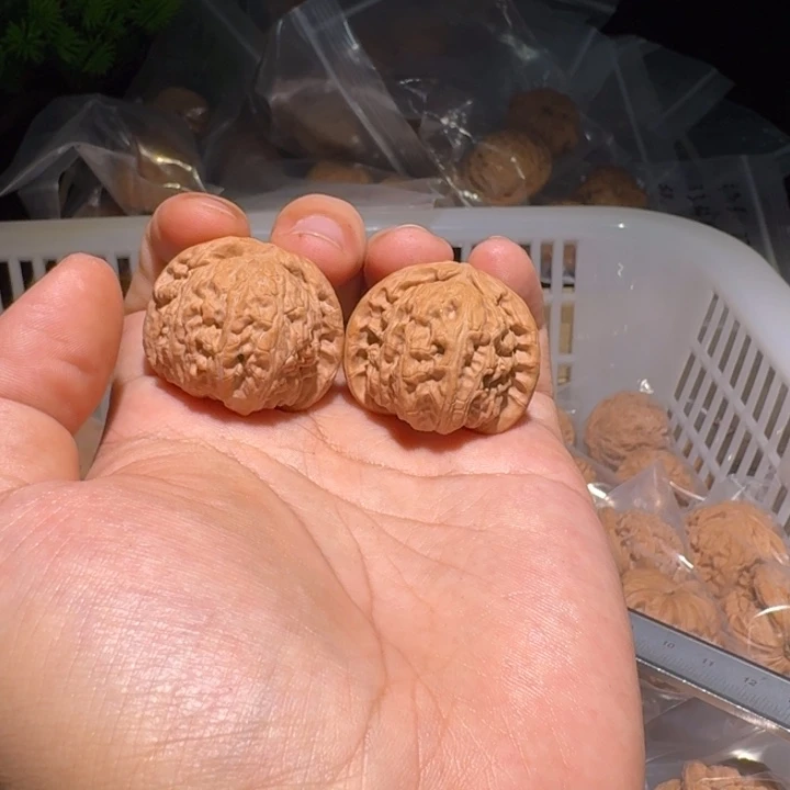 鄢***源文玩核桃吊坠白狮子