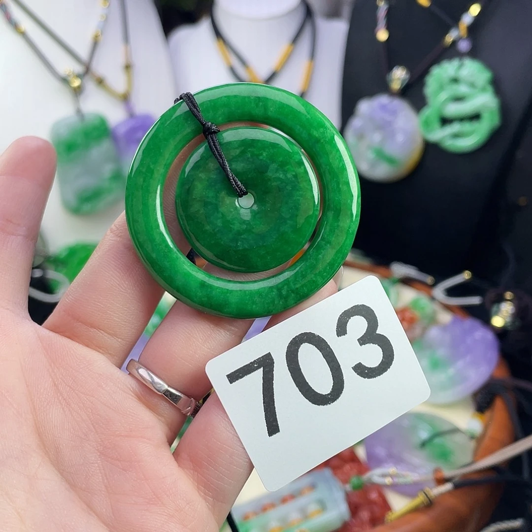 翡翠未镶嵌吊坠(赠链)