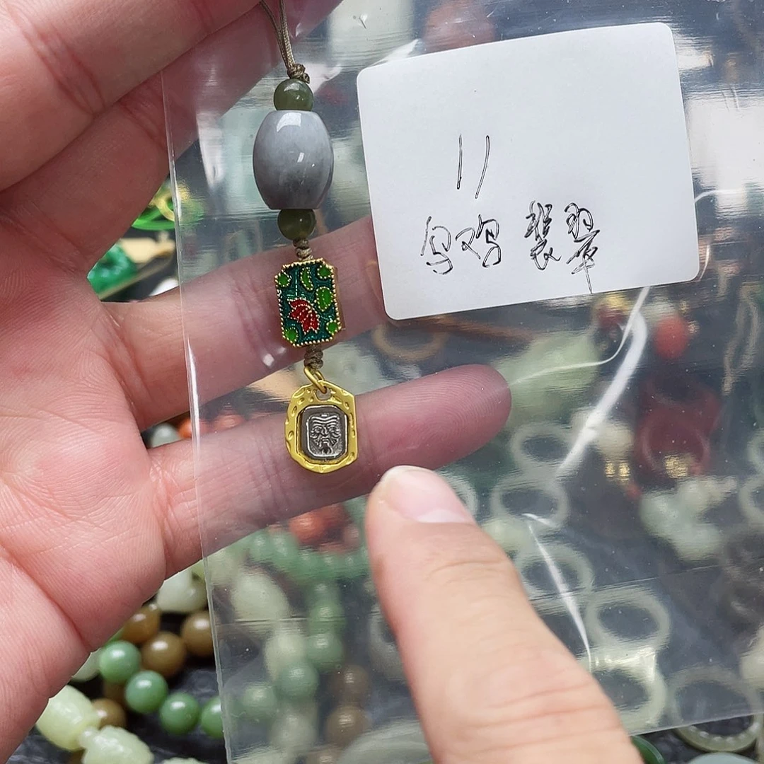 颈饰未镶嵌翡翠做****?