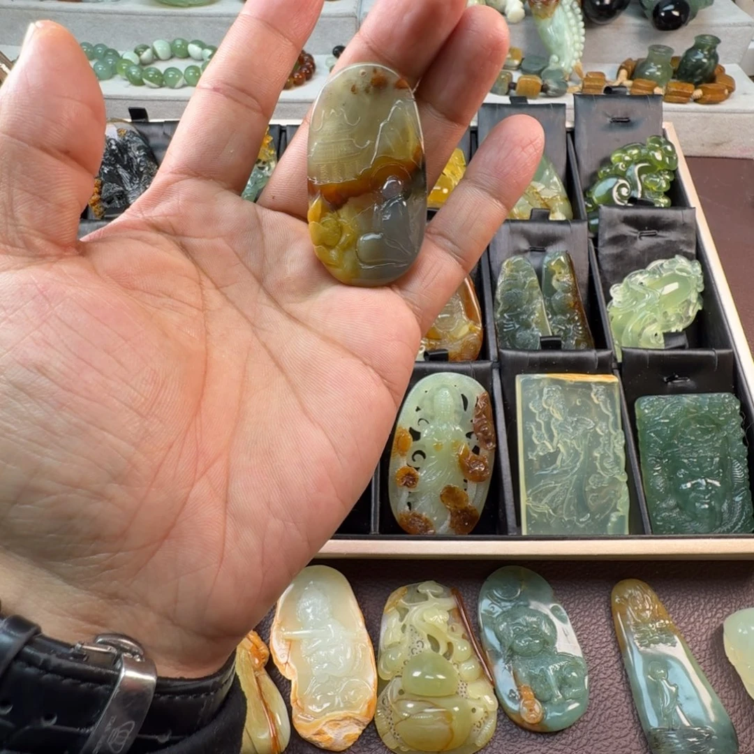 蛇纹石玉未镶嵌颈饰