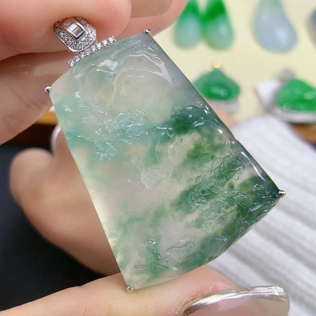 翡翠颈饰18K金镶嵌山水