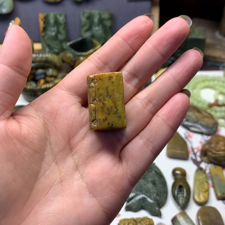 透闪石质玉未镶嵌颈饰