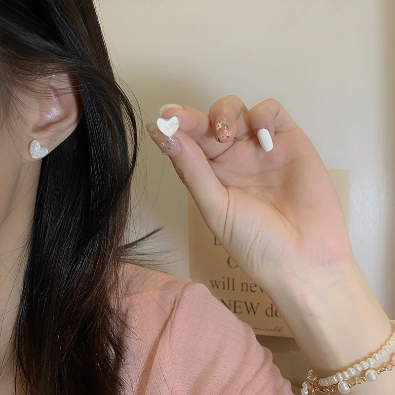 铜合金耳饰 梅姐饰品3320  小巧透明爱心耳环女ins风设计感耳饰