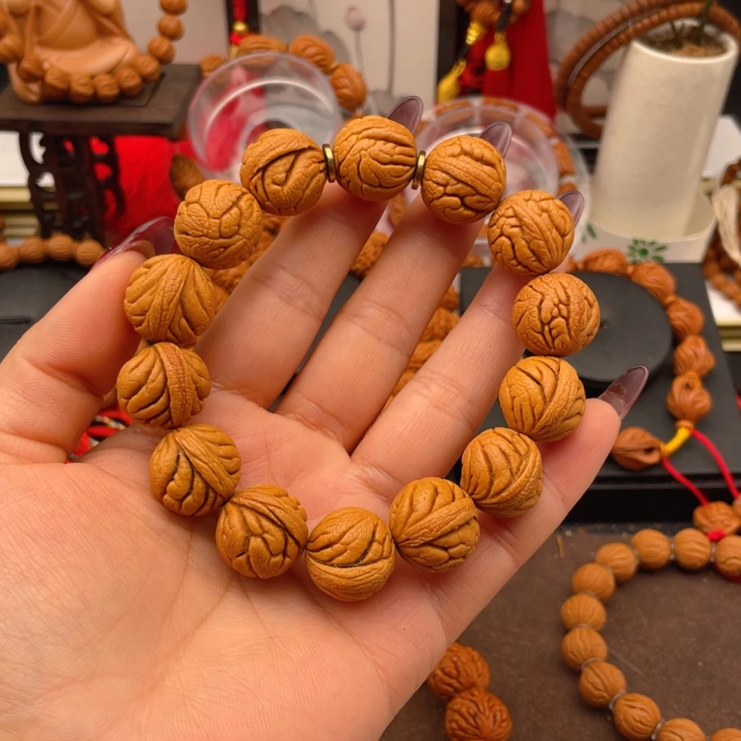 骑***鸭桃核吊坠红红火火。红红火火