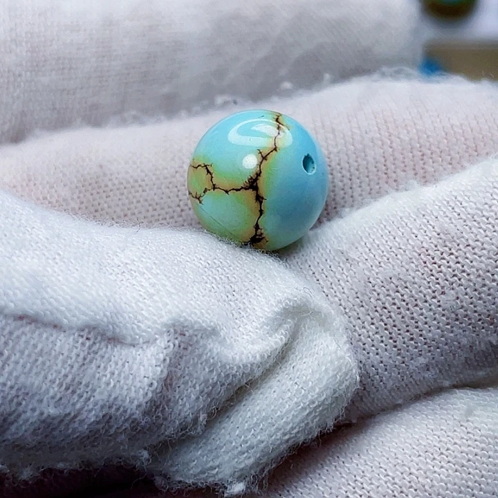 白***下绿松石未镶嵌饰品